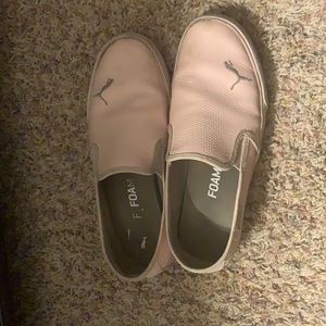 Selling pumas they are pink